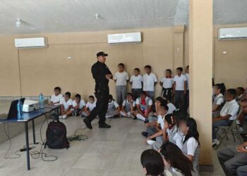 Reciben estudiantes, madres de familia y docentes orientación en ciberseguridad