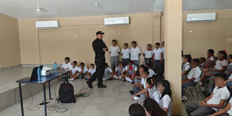 Reciben estudiantes, madres de familia y docentes orientación en ciberseguridad