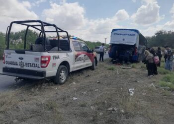 Guardia Estatal apoya con seguridad e hidratación a pasajeros y conductor de autobús varados en carretera