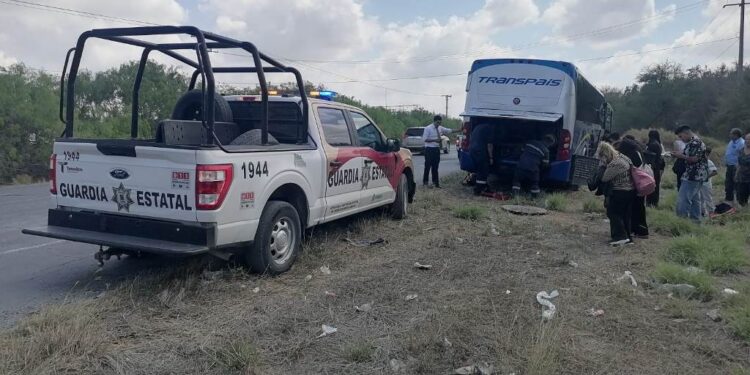 Guardia Estatal apoya con seguridad e hidratación a pasajeros y conductor de autobús varados en carretera