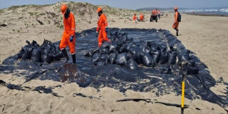 Apoya Pemex labores de limpieza en playas del sur de Veracruz en coordinación con comunidades locales