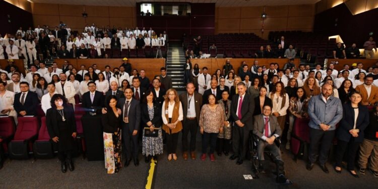 Inicia Pemex formación de 291 médicas y médicos especialistas y reconoce excelencia académica