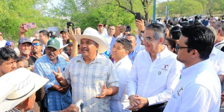 Reconocen ejidatarios de Llera respaldo de Américo ante problemática con empresa eólica