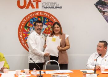 Reconoce rector la excelencia académica de egresados UAT en el EGEL