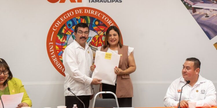 Reconoce rector la excelencia académica de egresados UAT en el EGEL
