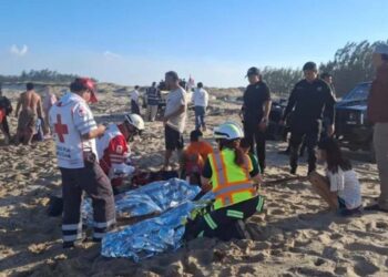 Rescata GE a adolescentes jalados por la corriente marina en Altamira