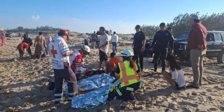 Rescata GE a adolescentes jalados por la corriente marina en Altamira