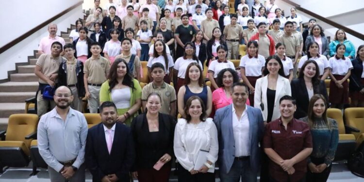 Recibe Congreso agenda juvenil de estudiantes de secundaria