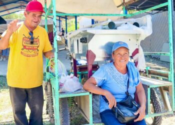 Entrega SEBIEN estufas y tinacos en Xicoténcatl