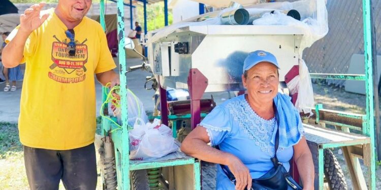 Entrega SEBIEN estufas y tinacos en Xicoténcatl