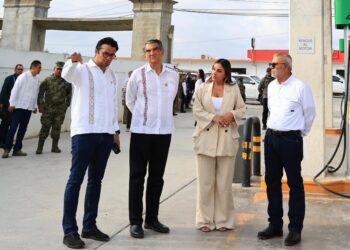 Supervisa gobernador operaciones y despacho de la Gasolinera del Pueblo