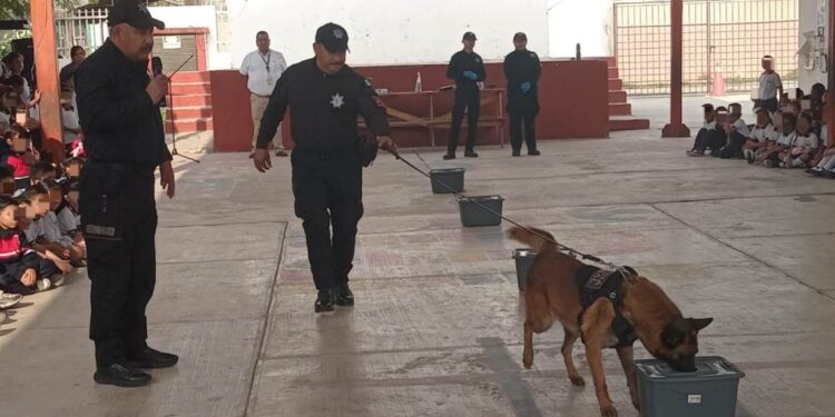 Acerca Guardia Estatal a “Max”, perro especializado, a comunidad escolar