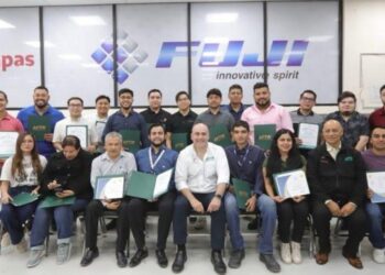 Forma UTTN talento especializado en ensamble electrónico con diplomado SMT