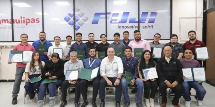 Forma UTTN talento especializado en ensamble electrónico con diplomado SMT