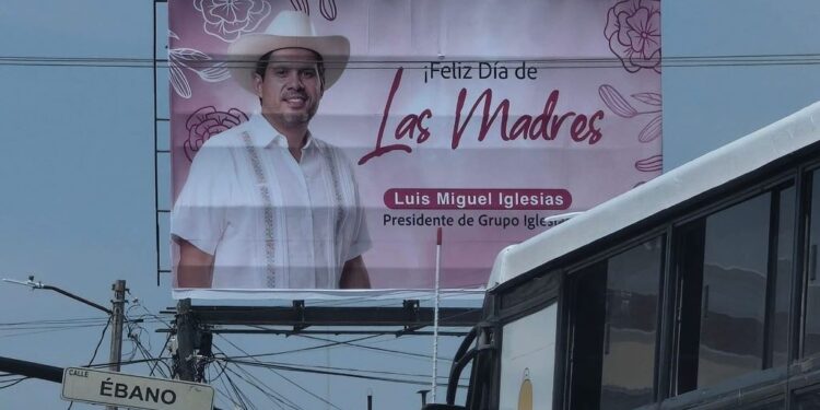 Homenajea Luis Miguel Iglesias a mamás de Reynosa