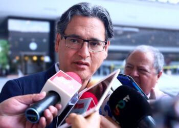 TECLAZOS/ Por aprovechado y bravucón con las mujeres, acusan a Erasmo