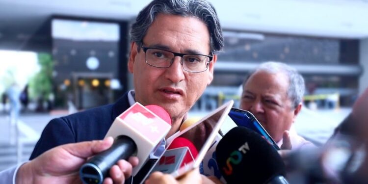 TECLAZOS/ Por aprovechado y bravucón con las mujeres, acusan a Erasmo