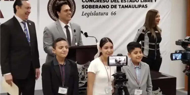 Niños le hacen el “feo” a diputados