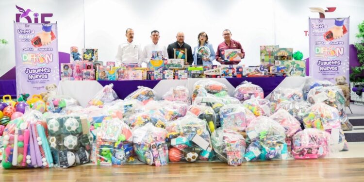 Entrega secretario general de Gobierno donativos de la colecta DIFTON 2026 en vísperas del Día de la Niña y el Niño