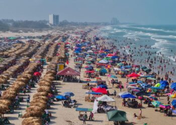 Turistas de CDMX y Nuevo León desbordan playas tamaulipecas