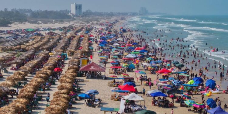 Turistas de CDMX y Nuevo León desbordan playas tamaulipecas