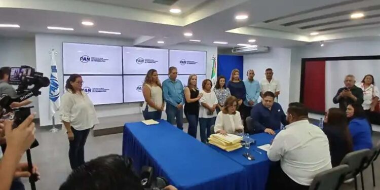 Al filo de la navaja registra Omeheira López su candidatura por la dirigencia del PAN