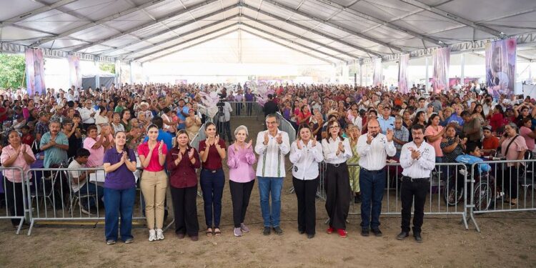 Américo y María celebran a las madres y llevan brigada de servicios a Abasolo