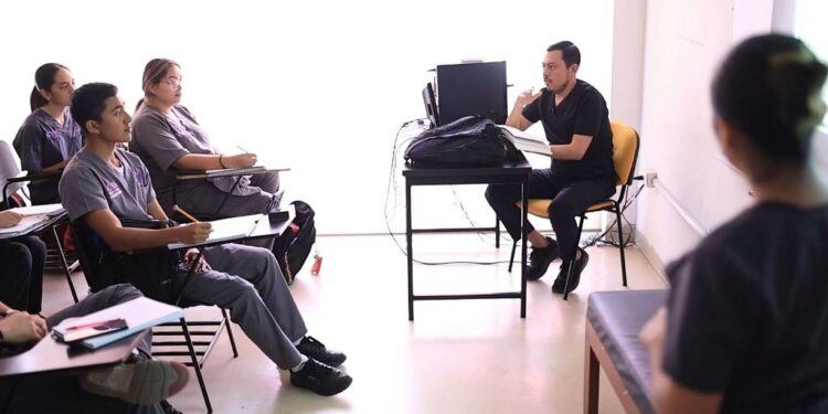 Inicia CREE entrega de fichas para examen de admisión de la Licenciatura en Terapia Física