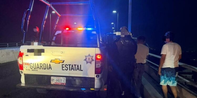 Guardia Estatal atiende reporte de amenaza de suicidio en el Puente Tampico
