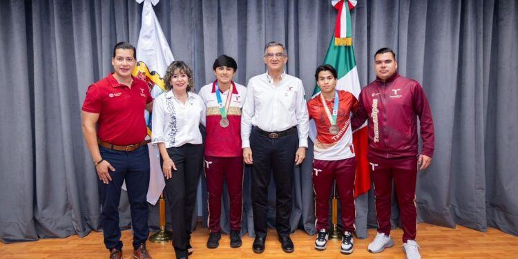 Recibe gobernador a históricos campeones tamaulipecos