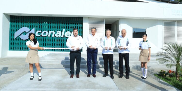 Incorpora Américo a jóvenes tamaulipecos a la iniciativa nacional de fomento a la lectura -Inició la entrega de libros de escritores latinoamericanos a todas y todos los estudiantes