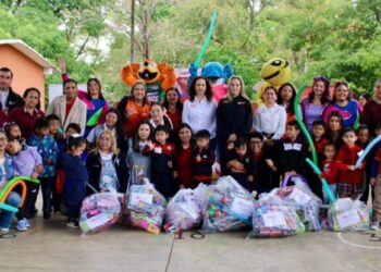 Entrega UAT juguetes a niñas y niños con la jornada “Alegrando Corazones”