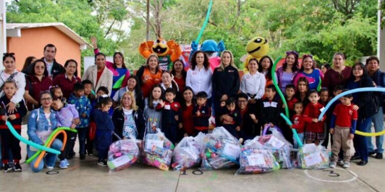 Entrega UAT juguetes a niñas y niños con la jornada “Alegrando Corazones”