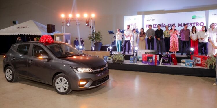 Funcionarios financiaron automóvil rifado a maestros: Mónica Villarreal