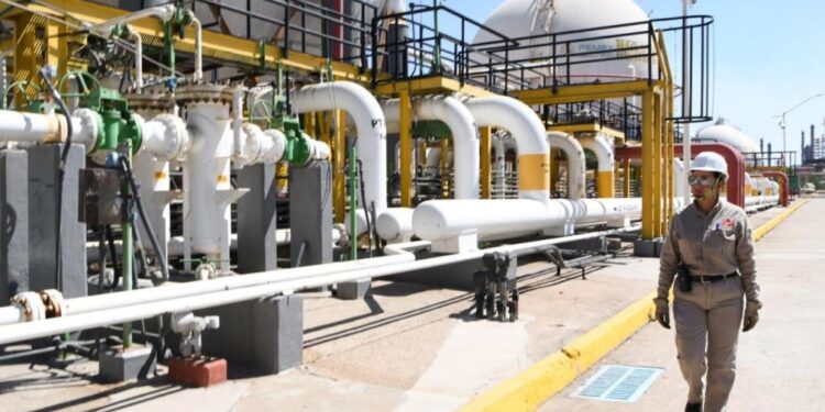 Pemex fortalece su posición financiera y operativa