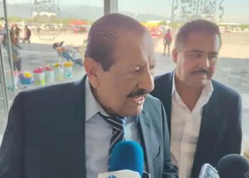Se queda Arnulfo “el tiempo que sea necesario” y guiña a su ahijado