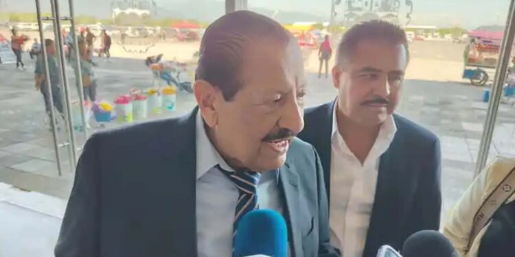 Se queda Arnulfo “el tiempo que sea necesario” y guiña a su ahijado
