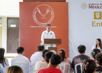 Encabeza el rector Dámaso Anaya entrega de becas a 493 estudiantes de la UAT