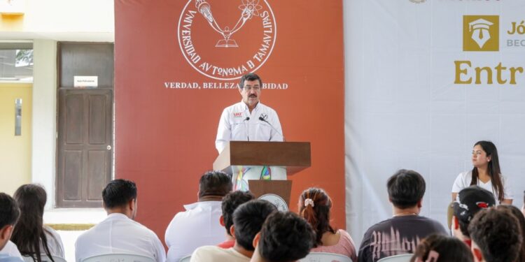 Encabeza el rector Dámaso Anaya entrega de becas a 493 estudiantes de la UAT