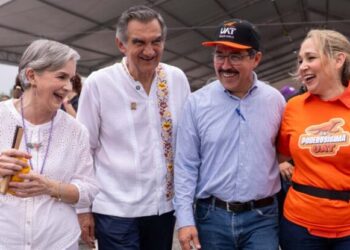 Rodeado de niños alegres, el gobernador Américo y el rector Dámaso Anaya disfrutaron de las amenidades de la UAT en el DIFzania 2026