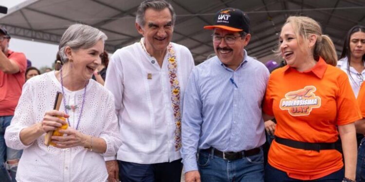 Rodeado de niños alegres, el gobernador Américo y el rector Dámaso Anaya disfrutaron de las amenidades de la UAT en el DIFzania 2026