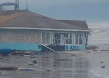 El mar se puso bravo: colapsa restaurante en Playa Bagdad