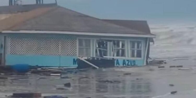 El mar se puso bravo: colapsa restaurante en Playa Bagdad