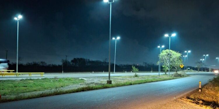 Construye Gobierno del Estado alumbrado público solar en carretera Tampico-Mante