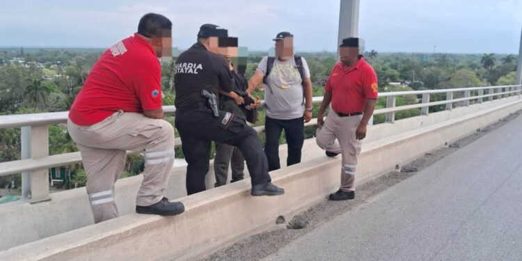 Guardia Estatal evita suicidio en puente de Tampico