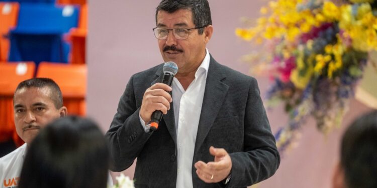 Dámaso Anaya reconoce la labor de las madres trabajadoras de la UAT