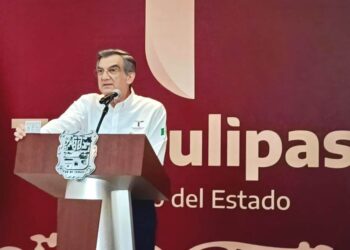 Niega Américo vínculos con huachicol fiscal; exhibe visa y reta a presentar pruebas