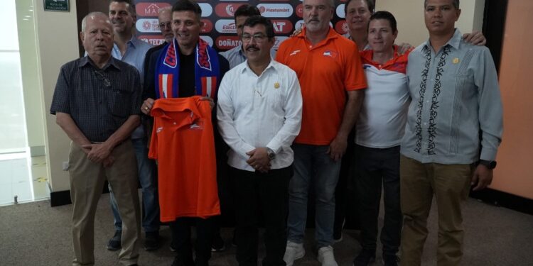 Presentan a Gabriel “El místico” Pereyra como nuevo D. T. del Correcaminos