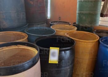 Detiene FGR a 2 en predio asegurado con mil 800 litros de combustible