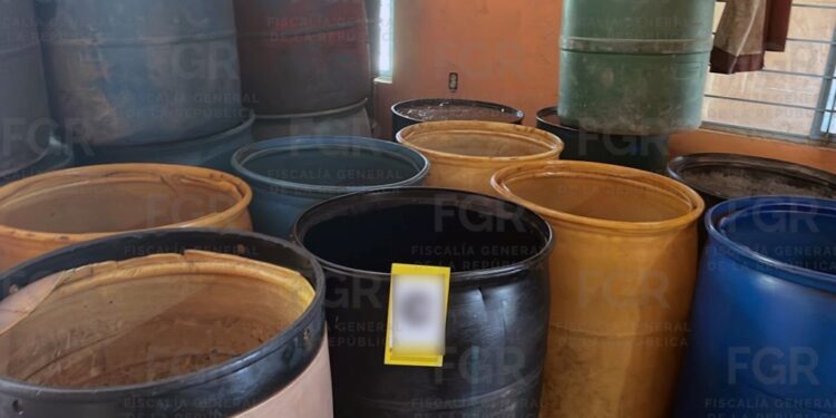 Detiene FGR a 2 en predio asegurado con mil 800 litros de combustible